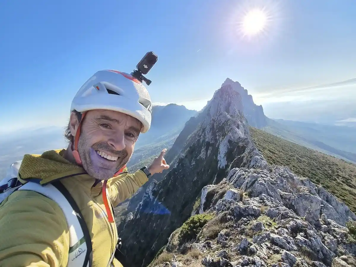 Eneko Pou en la arista de Palomares Eneko Pou se fotografía en una arista de la Sierra de Cantabria con una cresta rocosa al fondo