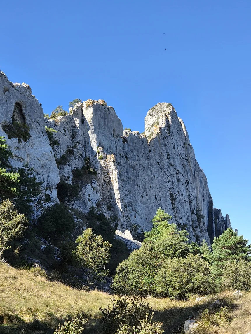 Vista de la cresta y los pasos de escalada de la arista de Peña Karria durante el recorrido de Eneko Pou
