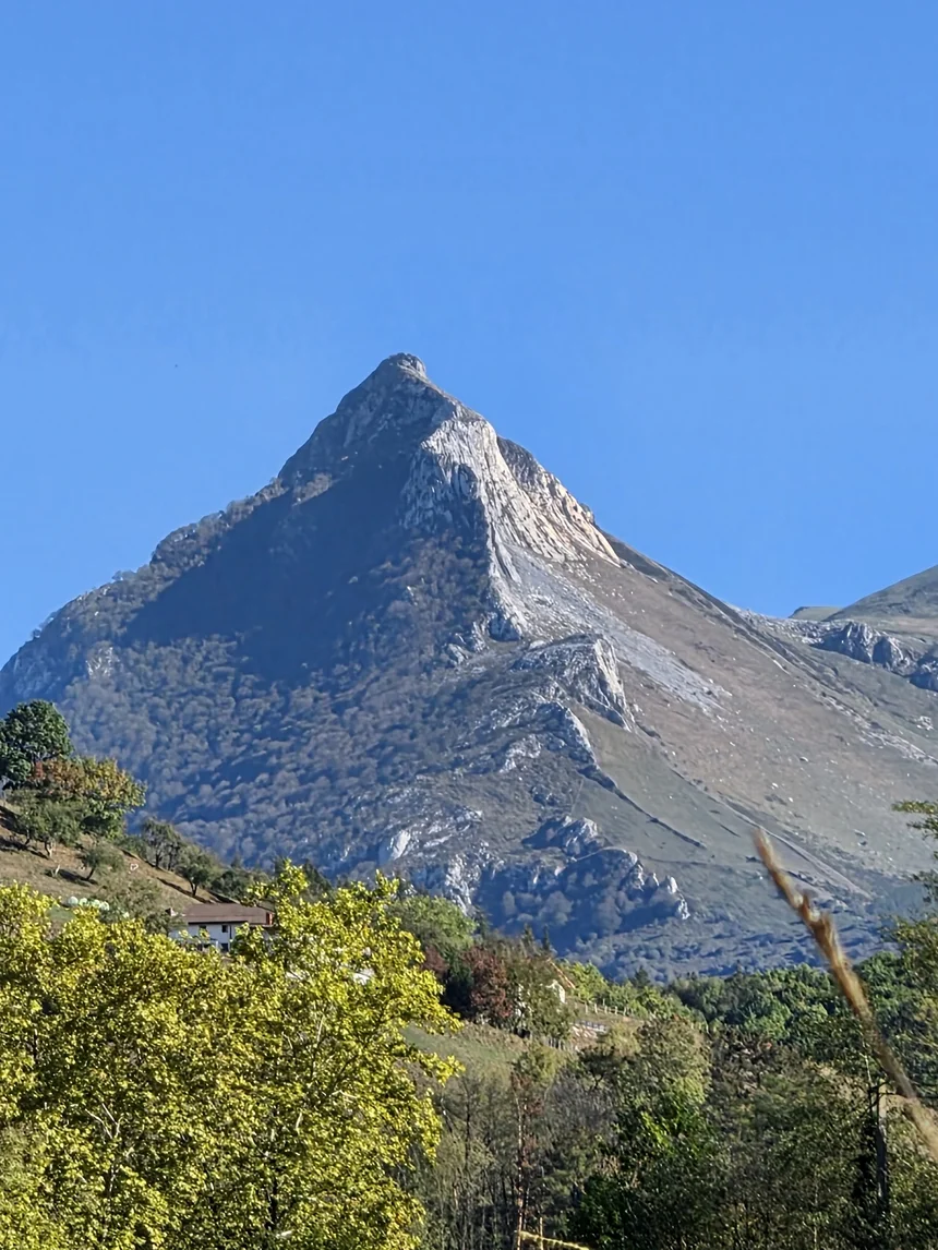 Vista de la cresta y los pasos de escalada de la arista de Txindoki durante el recorrido de Eneko Pou