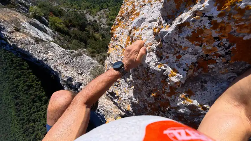 Vista de la cresta y los pasos de escalada de la arista de Peña Karria durante el recorrido de Eneko Pou