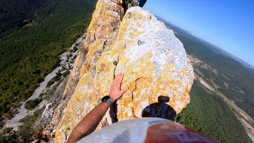 Vista de la cresta y los pasos de escalada de la arista de Peña Karria durante el recorrido de Eneko Pou