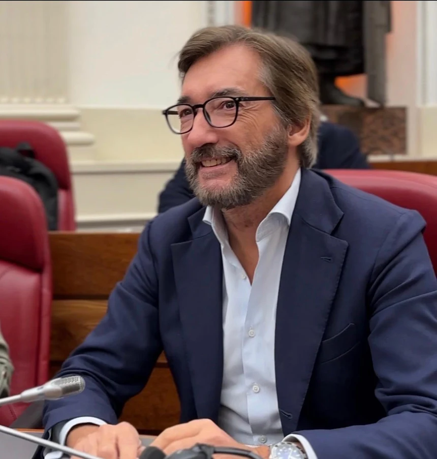 Retrato de Iñaki Oyarzabal de Miguel, presidente del pp de álava y portavoz en las juntas generales