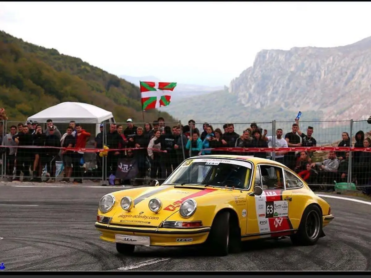 Porsche 911 T amarillo número 63 durante la Subida a Urbasa