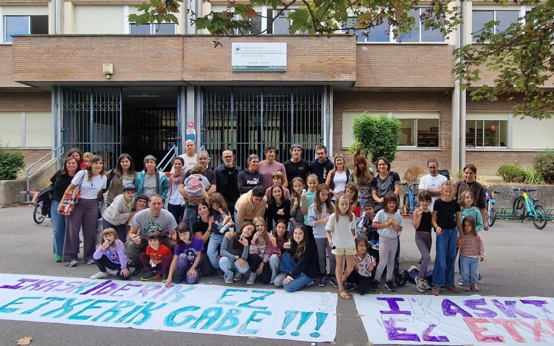Las familias de la ikastola Abendaño de Gasteiz piden paralizar dos desahucios que afectan a ocho menores
