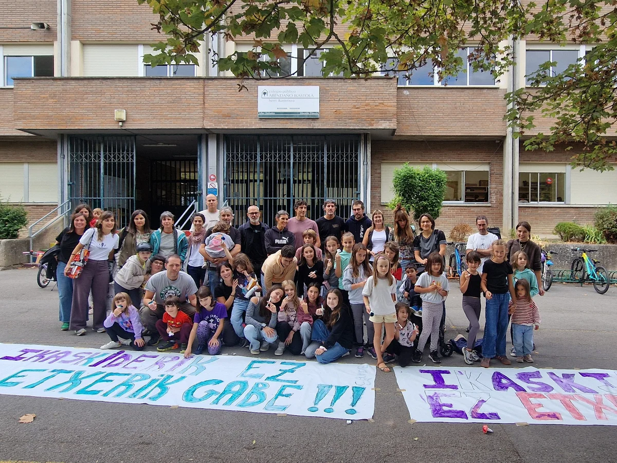 Familias de Abendaño piden paralizar dos desahucios Familias de la ikastola Abendaño de Gasteiz contra dos desahucios