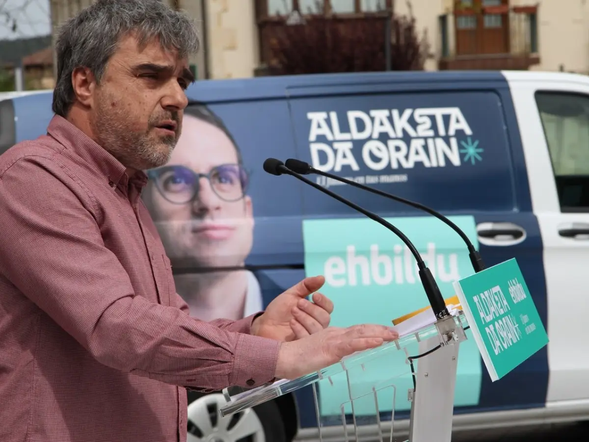 Mikel Otero, candidato al Congreso por Álava Mikel Otero interviene ante unos micrófonos en un acto de EH Bildu