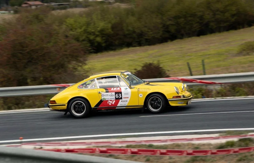 Porsche 911 T amarillo número 63 durante la Subida a Urbasa