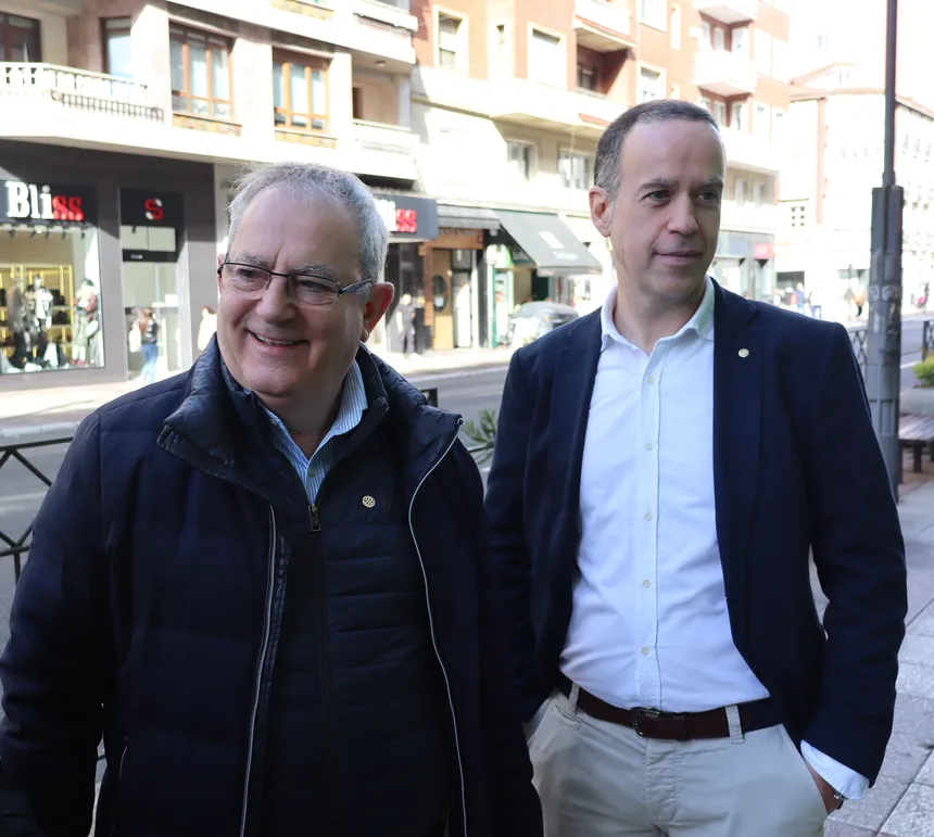 Dos asistentes al acto del Día Mundial contra la Poliomielitis en Vitoria-Gasteiz