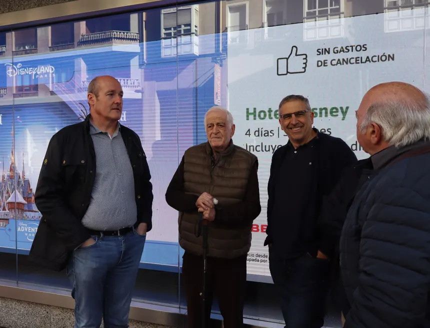 Participantes frente a las pantallas informativas de El Corte Inglés