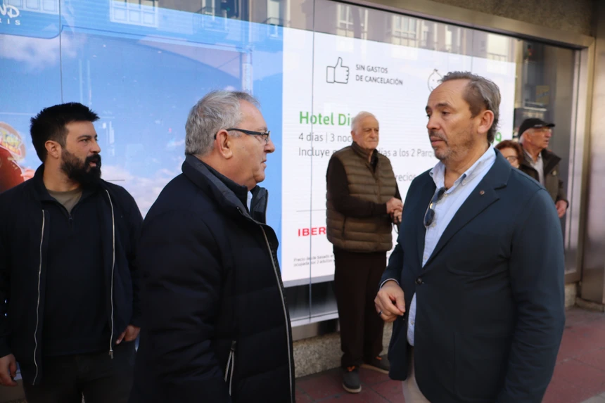 Participantes conversan junto a las pantallas de El Corte Inglés en Vitoria-Gasteiz