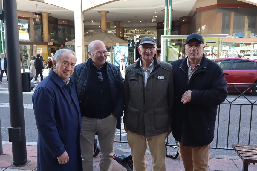 Cuatro miembros de Rotary Club posan durante la jornada contra la polio