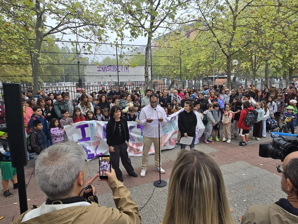 Concentración de Abendaño contra dos desahucios Concentración de la comunidad educativa de Abendaño contra dos desahucios en Vitoria-Gasteiz