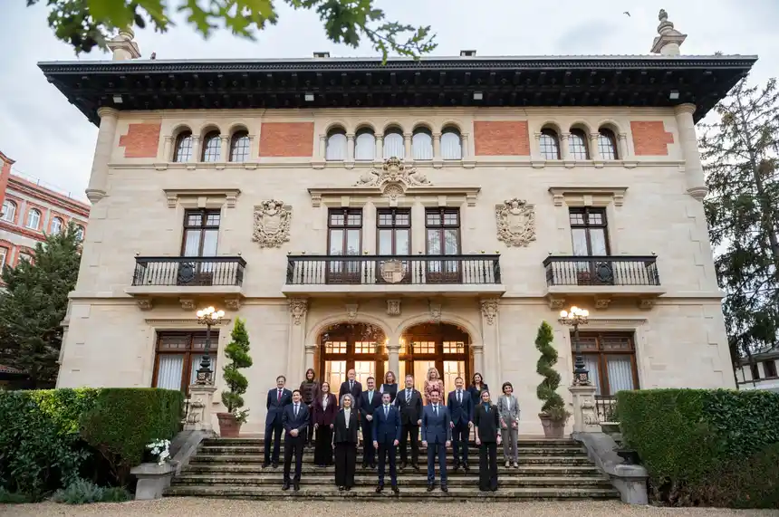 Fotografía de familia del Gobierno Vasco ante el Palacio de Ajuria Enea