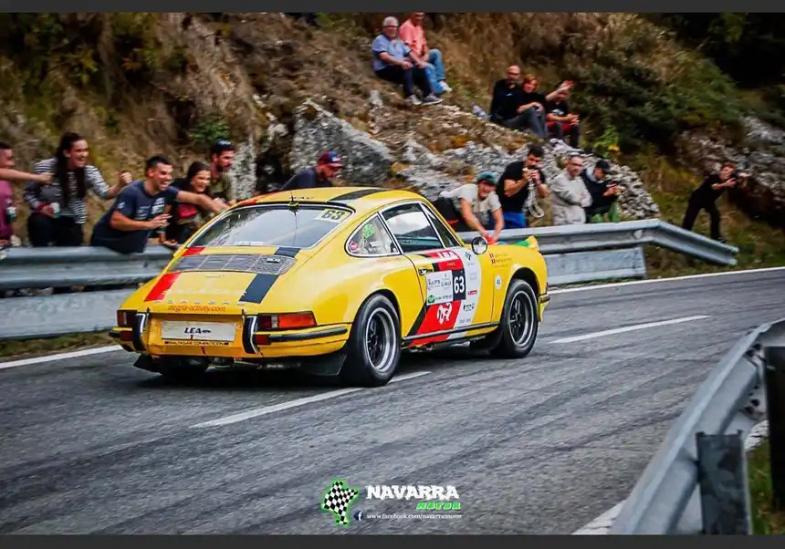 Porsche 911 T amarillo número 63 durante la Subida a Urbasa