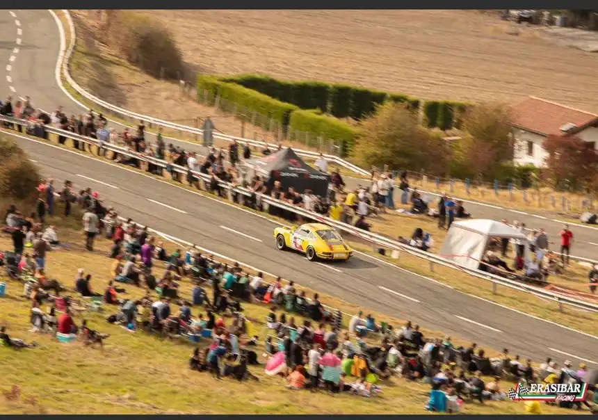 Porsche 911 T amarillo número 63 durante la Subida a Urbasa