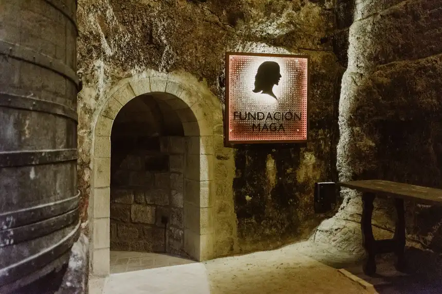 Entrada al espacio de la Fundación MAGA en los calados de Conde de los Andes