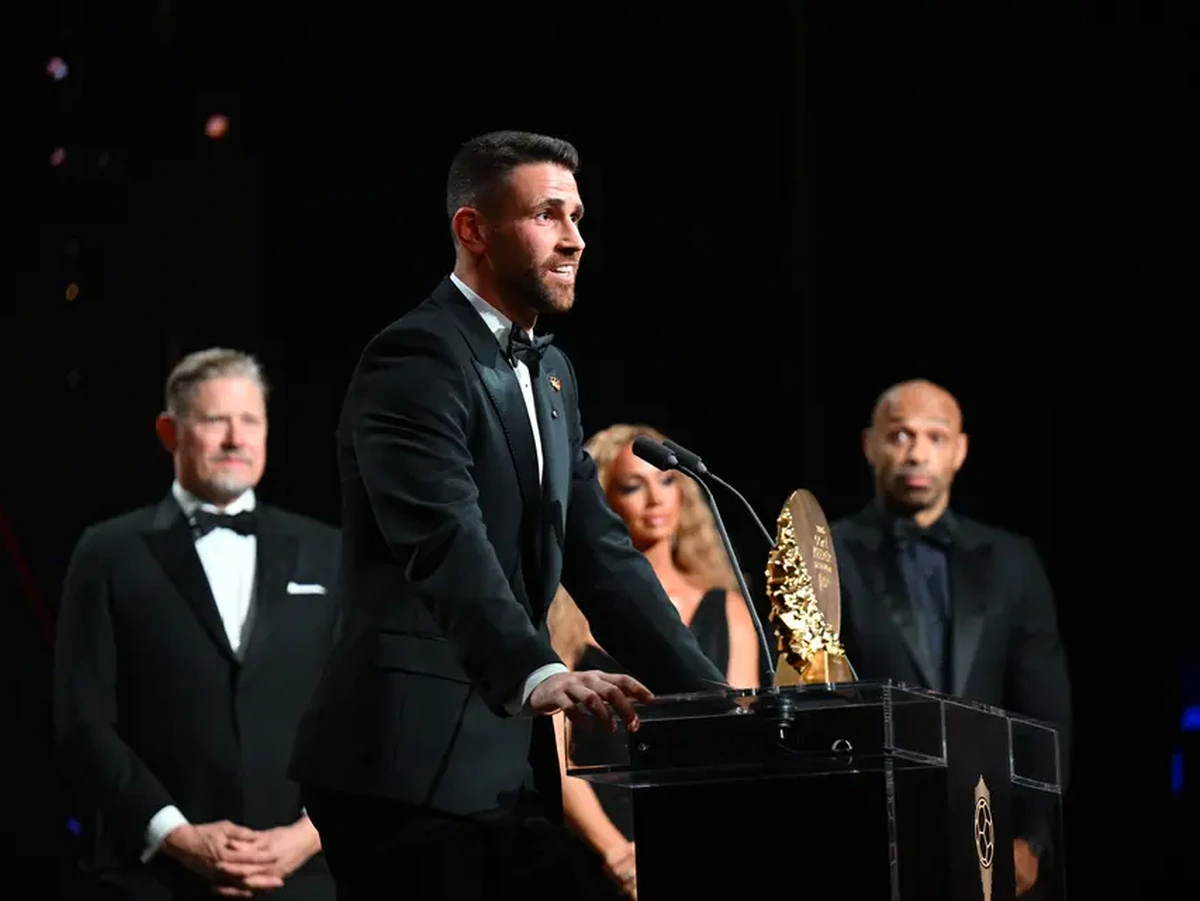 Unai Simón interviene en el escenario tras recibir el Trofeo Yashin en la gala del Balón de Oro