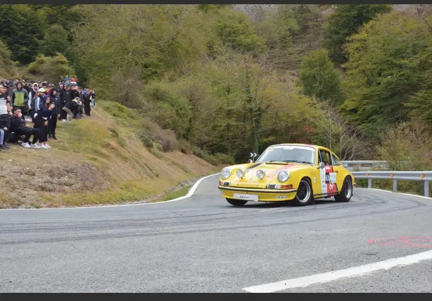 Porsche 911 T amarillo número 63 durante la Subida a Urbasa