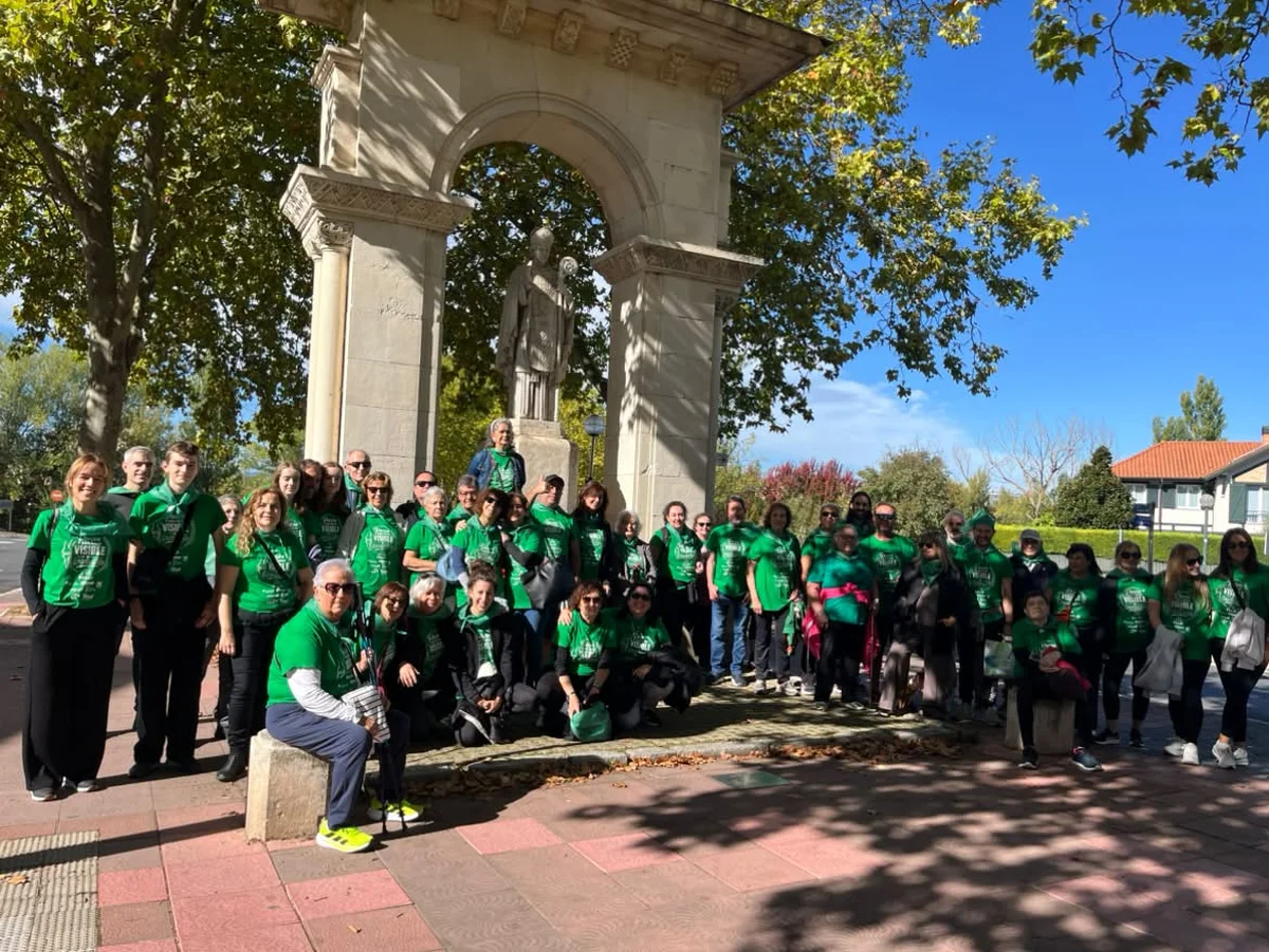 Paseo solidario de ADEAR en Vitoria-Gasteiz Participantes del paseo solidario de ADEAR junto a la estatua de San Prudencio en Vitoria-Gasteiz
