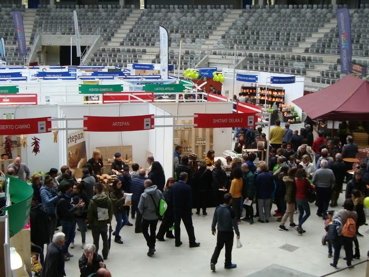 BioAraba en el Iradier Arena de Vitoria-Gasteiz Visitantes recorren los puestos de productos ecológicos de BioAraba en el Iradier Arena de Vitoria-Gasteiz