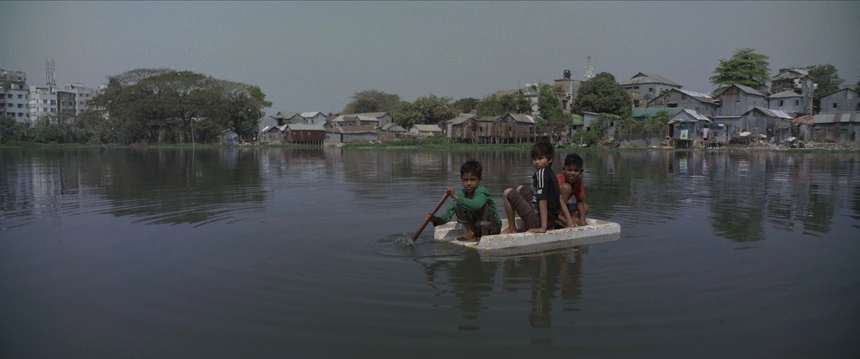 Fotograma del documental Black Water, de Natxo Leuza