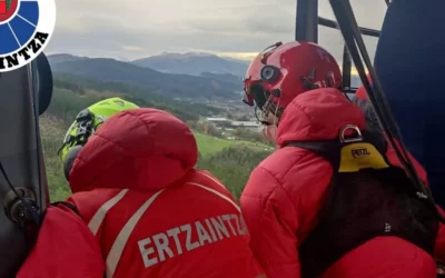 Rescatada en helicóptero una mujer de 34 años tras sufrir una caída en el nacedero del río Zirauntza, en Araia