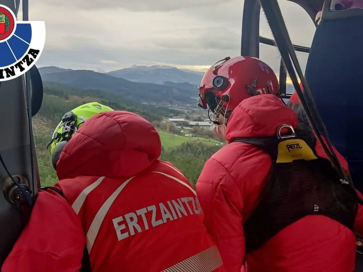 Búsqueda Aire (1) Efectivos de rescate de la Ertzaintza a bordo de un helicóptero