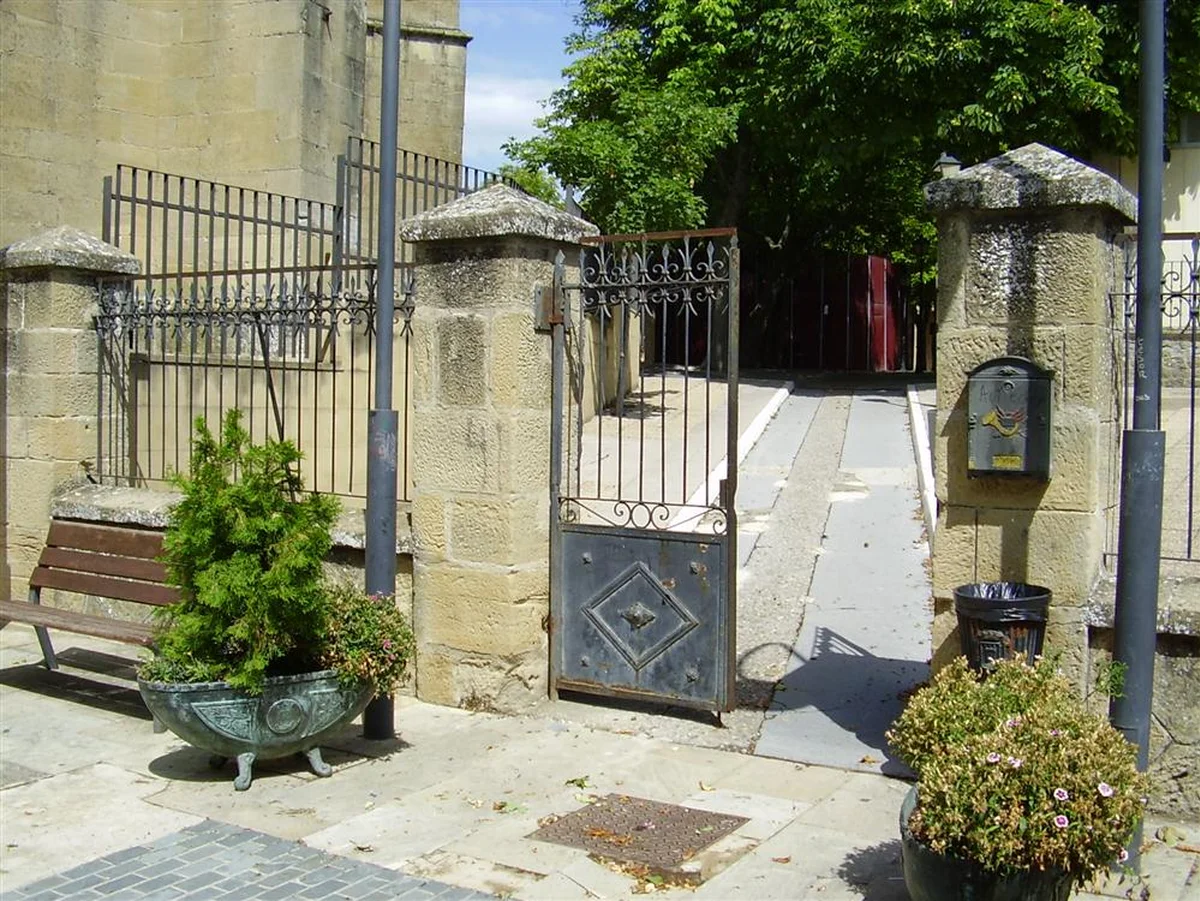 Acceso al colegio Víctor Tapia de Laguardia Acceso al colegio público Víctor Tapia de Laguardia