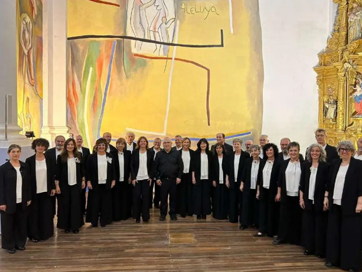 Claustrum Armonicum, concierto homenaje a José Luis Alonso en Antezana Integrantes del coro Claustrum Armonicum posan en un espacio interior después de una actuación