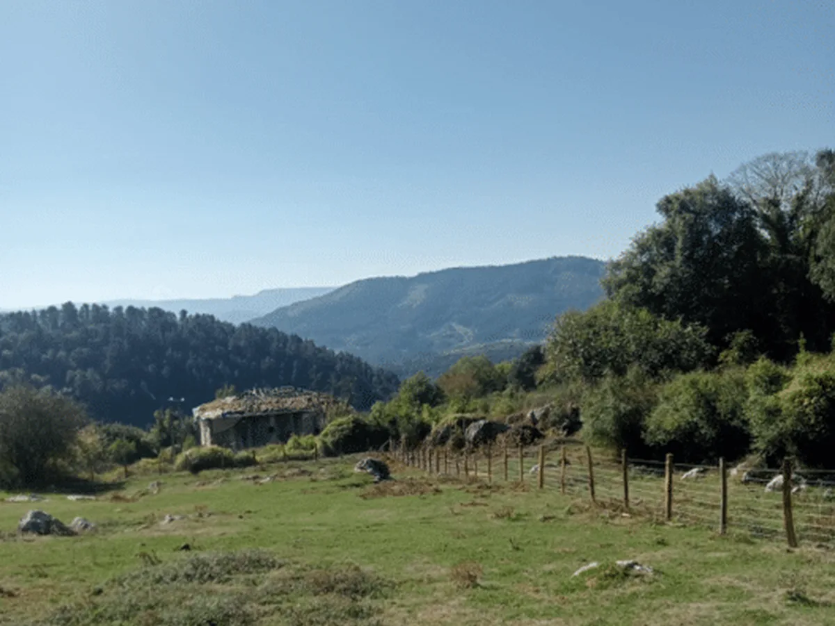 Cierre ganadero en las campas de Santa María del Yermo Campas con un cerramiento ganadero en el entorno de Santa María del Yermo, Laudio