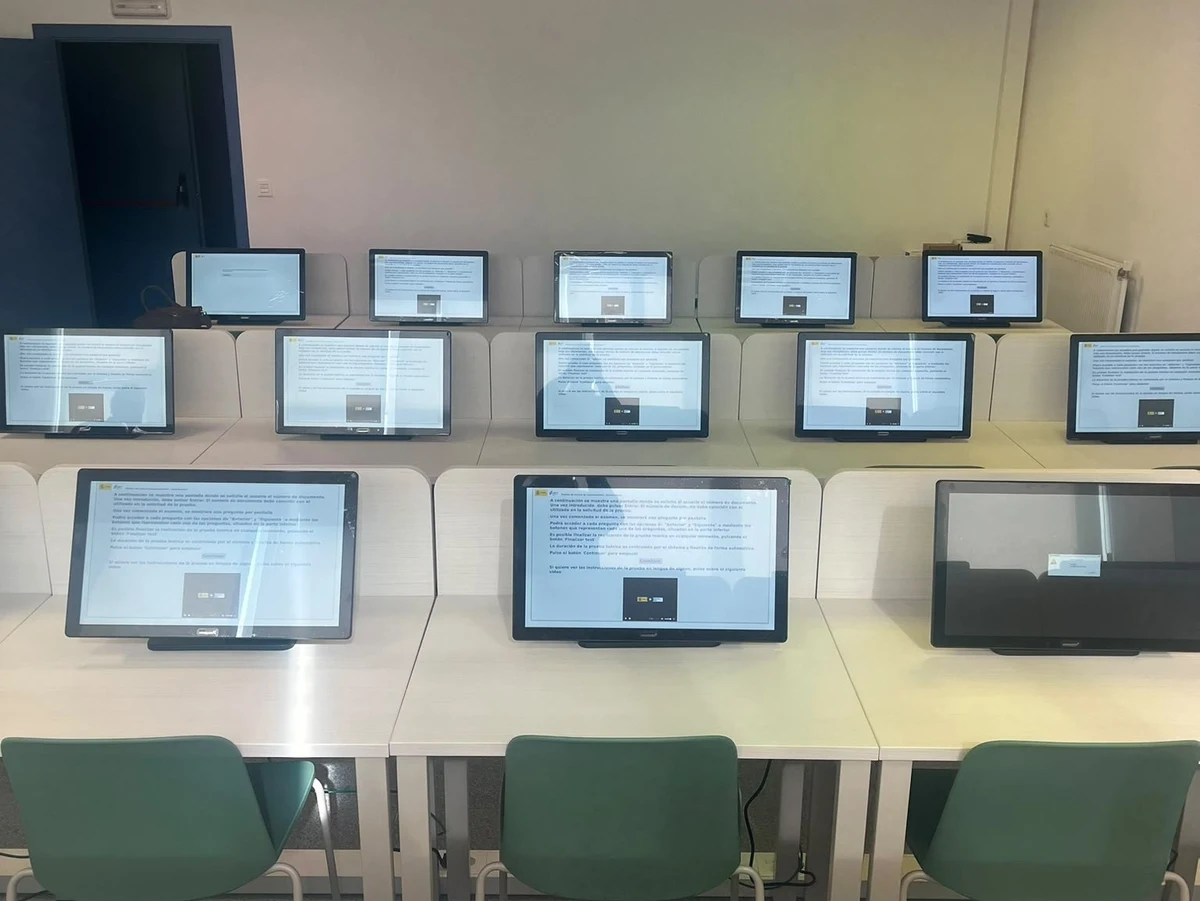 Aula de exámenes teóricos de conducir en Llodio Aula informatizada con pantallas para los exámenes teóricos del carné de conducir en Llodio