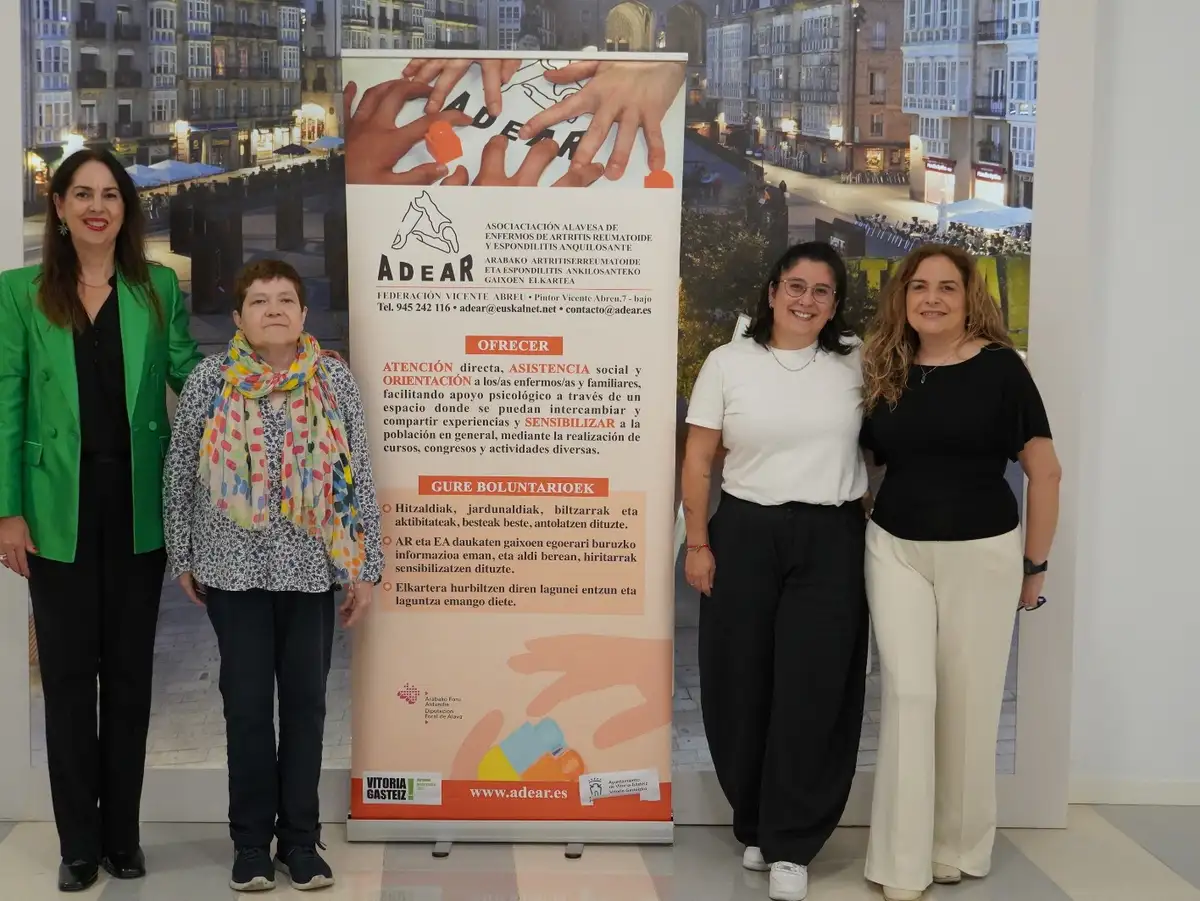 Cuatro participantes posan junto al panel de ADEAR en el XXI congreso celebrado en Vitoria-Gasteiz Cuatro participantes posan junto al panel de ADEAR en el XXI congreso celebrado en Vitoria-Gasteiz