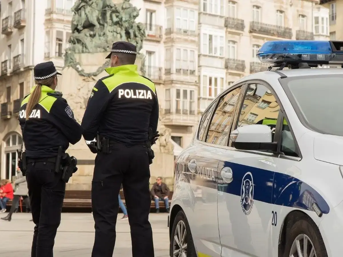 Agentes de la Policía Local de Vitoria-Gasteiz junto a un vehículo policial