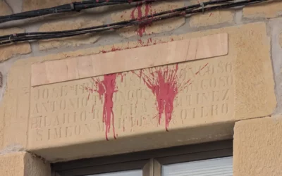 La Pilastra tilda de «desprecio a las víctimas» que el Ayuntamiento de Baños de Ebro oculte la inscripción franquista con una tabla de madera