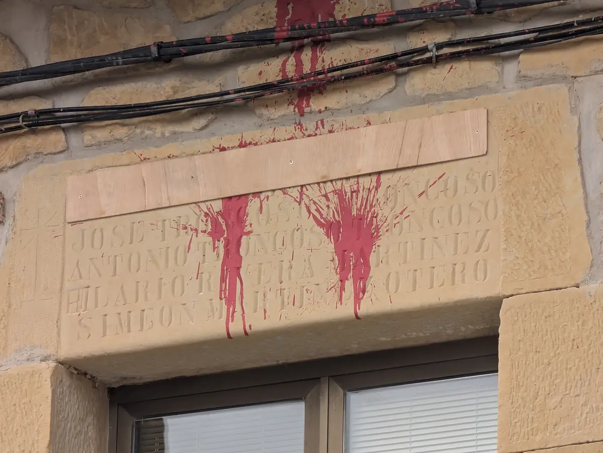 Inscripción franquista cubierta en Baños de Ebro Inscripción franquista parcialmente cubierta por una tabla de madera en un edificio municipal de Baños de Ebro