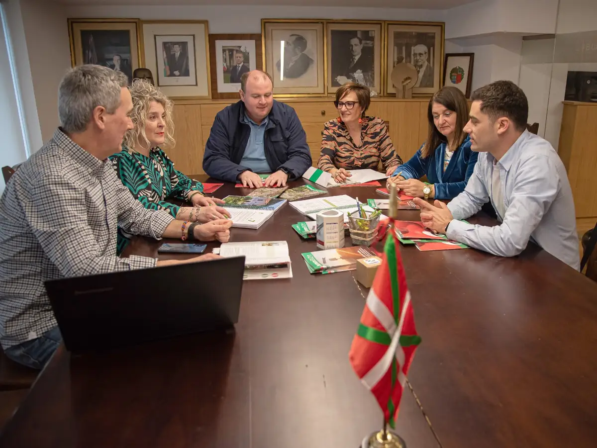 Reunión de representantes del grupo municipal EAJ-PNV de Laudio alrededor de una mesa