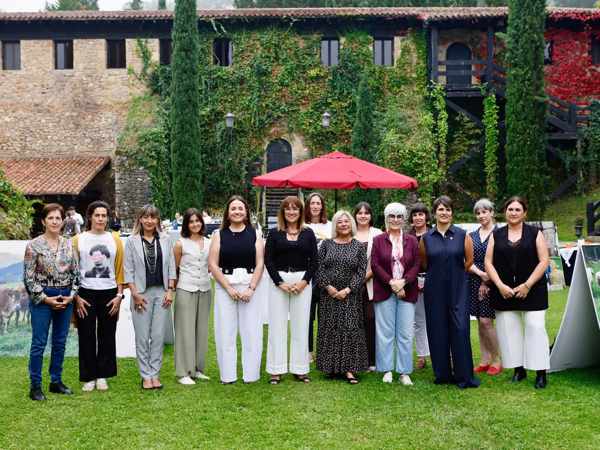 Fotografía de grupo de las participantes en la jornada sobre mujeres rurales en Torre Loizaga, Galdames