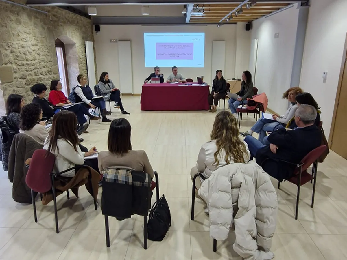 Reunión del ecosistema local de cuidados en Laguardia Participantes en una reunión del ecosistema local de cuidados de Laguardia en una sala municipal