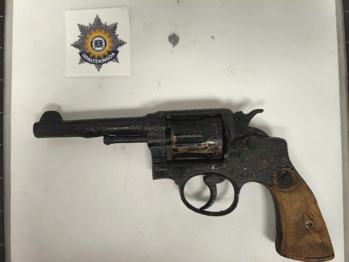 Revólver encontrado en una vivienda de Adurtza Revólver del calibre 38 localizado por la Policía Local durante el registro de una vivienda del barrio de Adurtza, en Vitoria-Gasteiz.