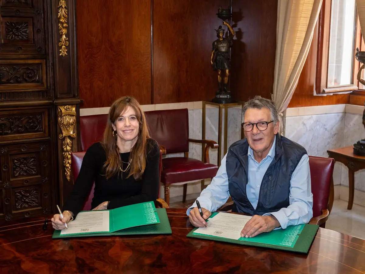 Firma del acuerdo de la Itzulia 2027 en Vitoria-Gasteiz Dos representantes institucionales firman el acuerdo para una salida de la Itzulia 2027 en Vitoria-Gasteiz