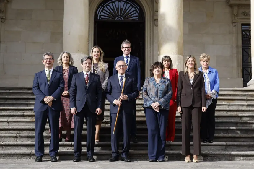 Fotografía de grupo del Gobierno foral de Álava durante la toma de posesión de Mar Dabán