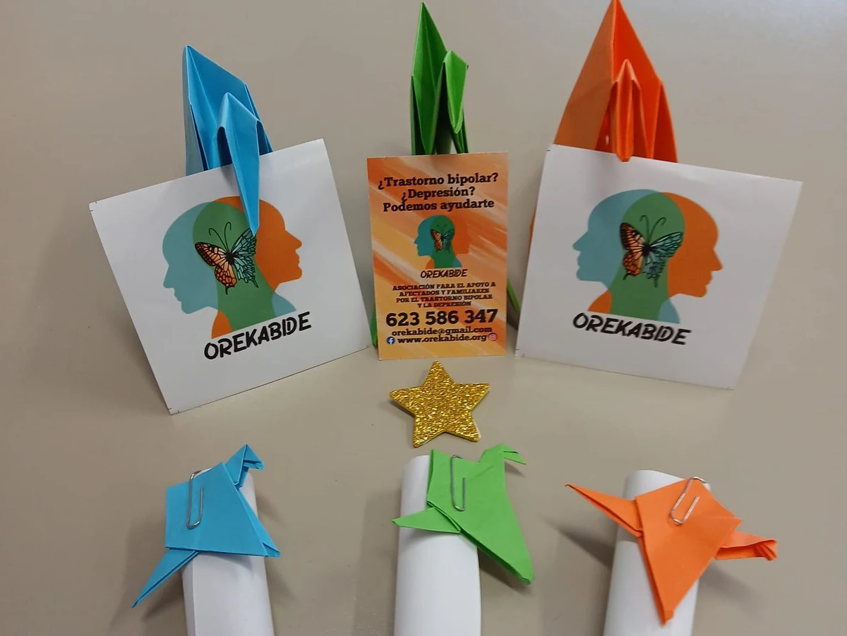 Orekabide reivindica más recursos en salud mental en la Virgen Blanca Grullas de papel de Orekabide por el Día Mundial de la Salud Mental en Vitoria-Gasteiz