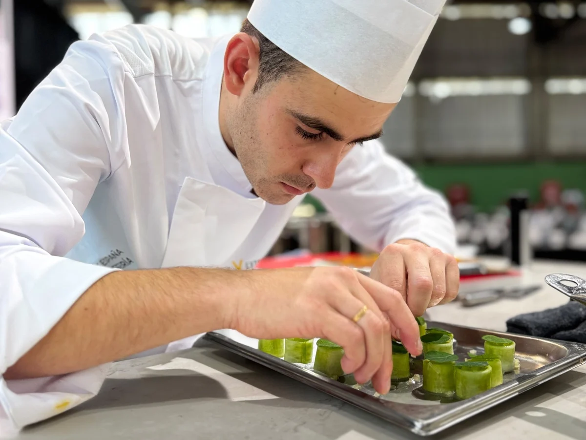 Cristian Solana termina uno de los platos durante el Campeonato de España de Cocina. Cristian Solana prepara una elaboración durante el Campeonato de España de Cocina