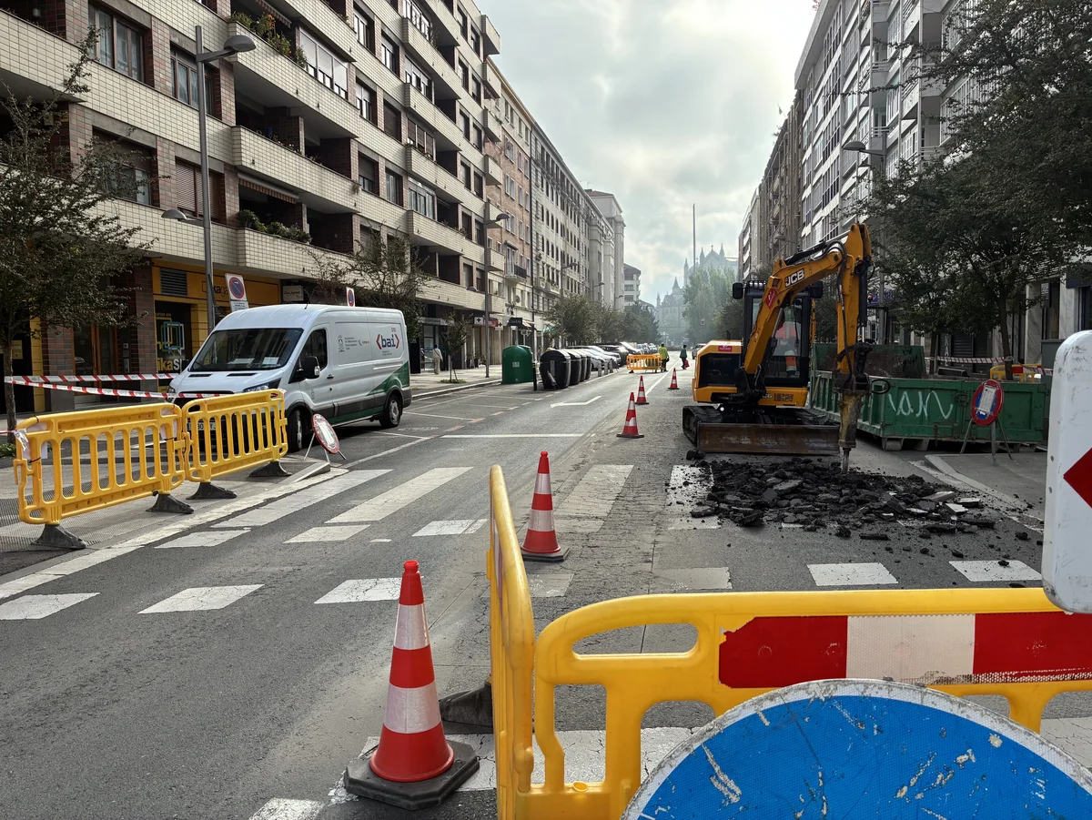 Obras del tranvía a Zabalgana en la calle Adriano VI de Vitoria-Gasteiz