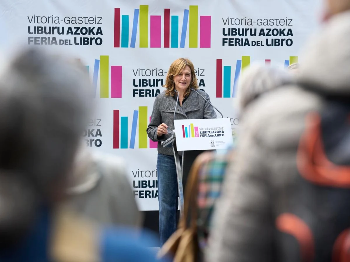 Inauguración de la Feria del Libro de Vitoria-Gasteiz 2026 en el parque de La Florida.