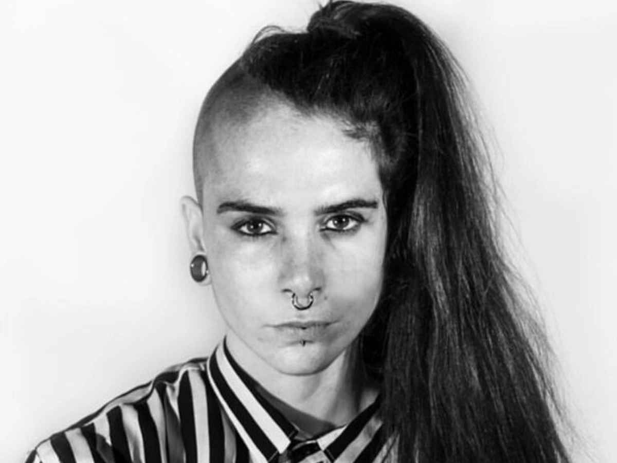 Maite Velasco, fotógrafa participante en Jardín Remoto Experience 2026 Retrato en blanco y negro de la fotógrafa Maite Velasco