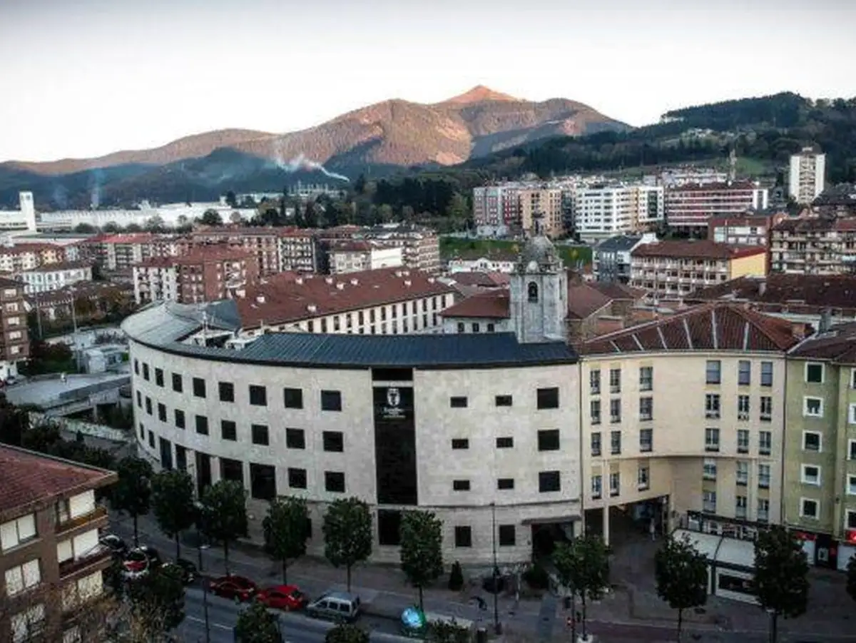 Vista aérea de Laudio-Llodio Vista panorámica del centro urbano de Laudio-Llodio, con edificios residenciales y montes al fondo