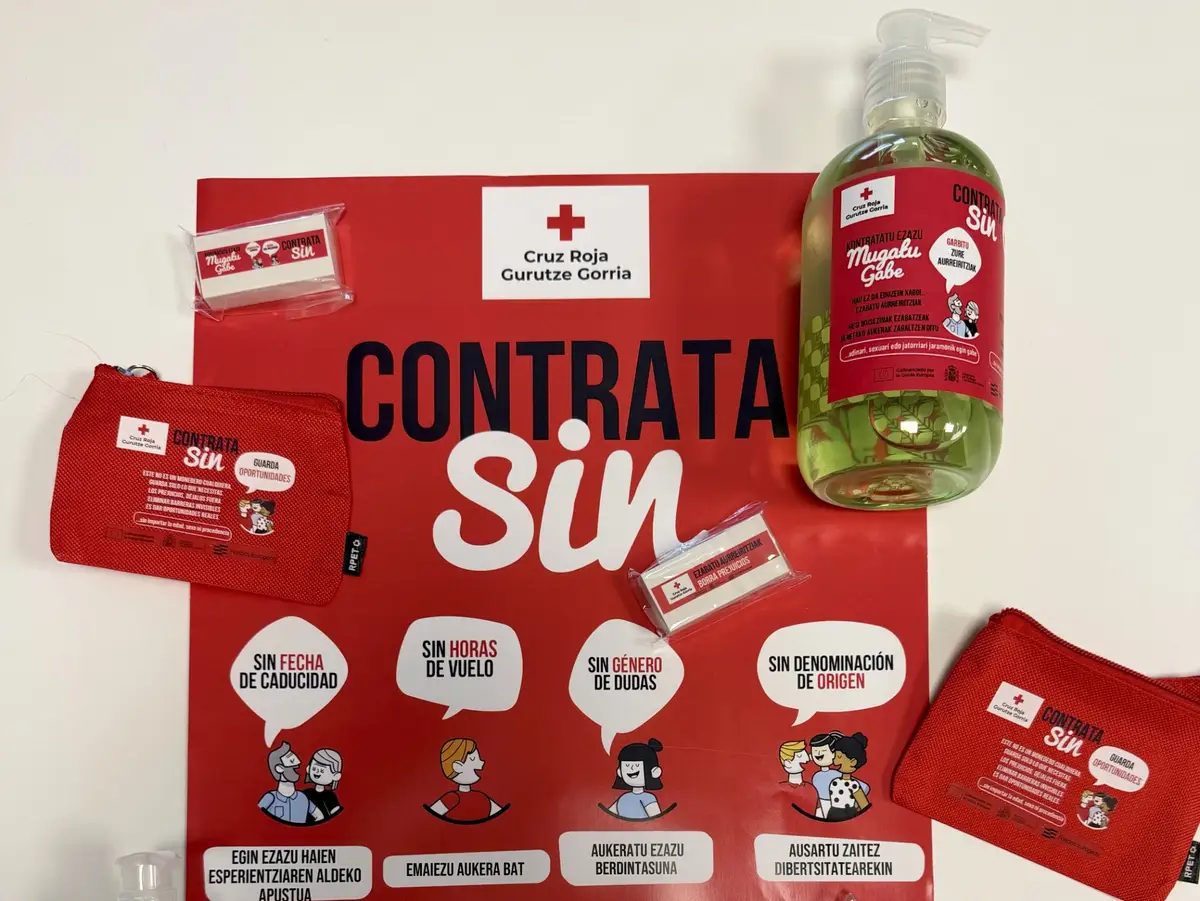 Materiales de la campaña Contrata Sin de Cruz Roja, con cartel, monederos, gomas de borrar y jabón para sensibilizar sobre prejuicios laborales
