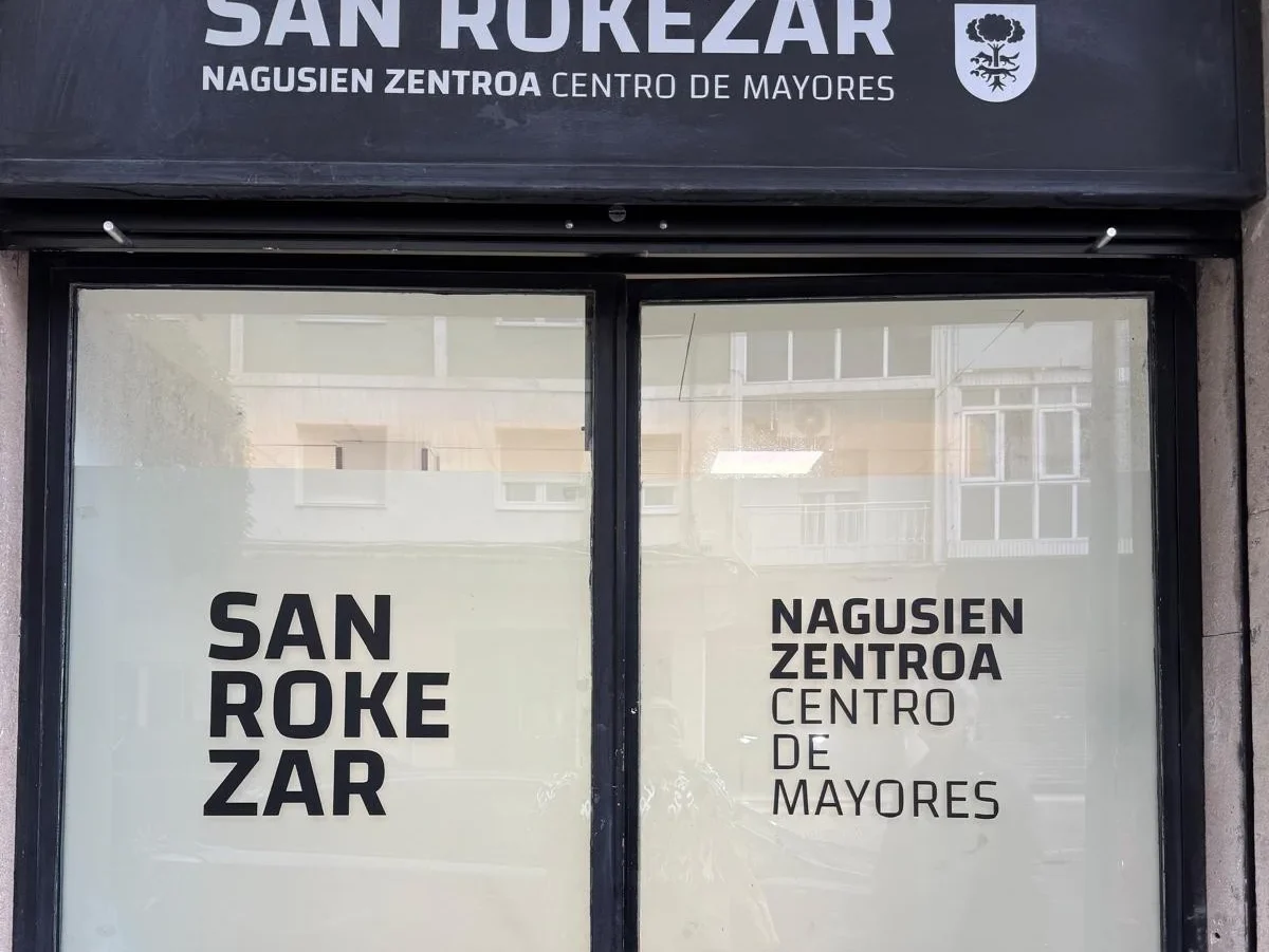 Centro de mayores San Rokezar en Laudio Puerta de acceso al centro de personas mayores San Rokezar de Laudio, con su nombre en euskera y castellano
