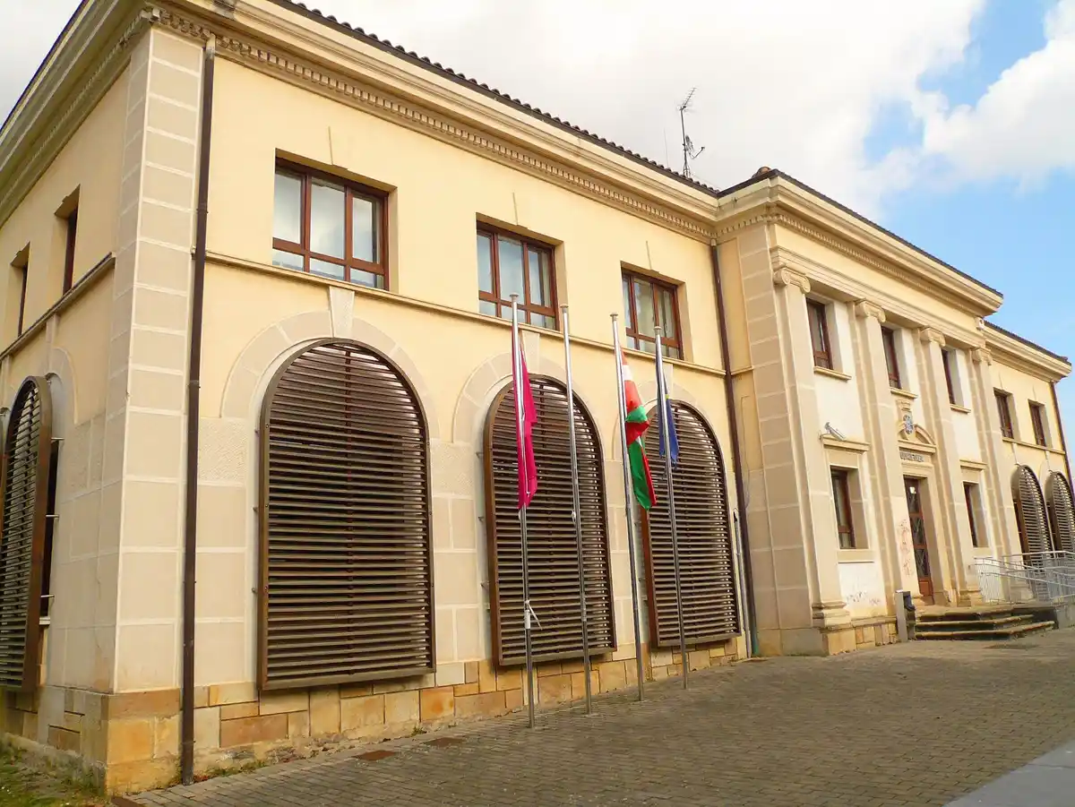 Ayuntamiento de Zigoitia en Ondategi Fachada del Ayuntamiento de Zigoitia en Ondategi, edificio municipal con banderas frente a la entrada